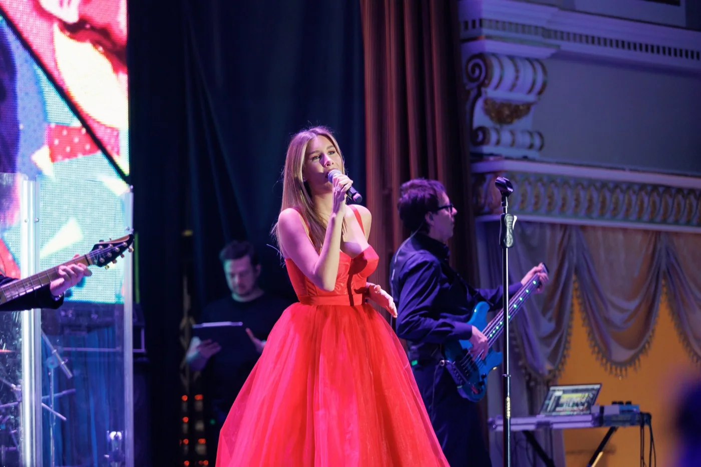 Певица в красном платье