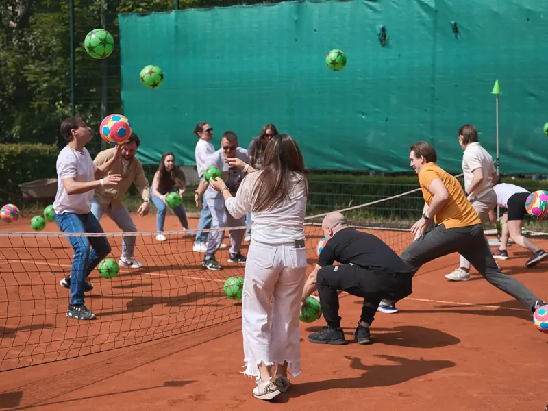 Команда на этапе Art&Fun&Sport с мячами, спортивный тимбилдинг