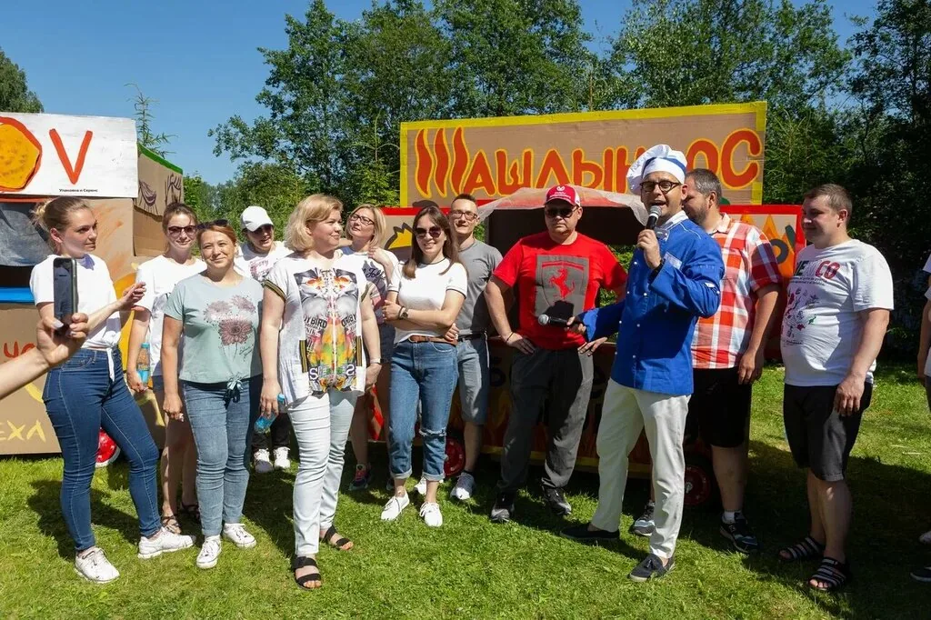 Ведущий объявляет команду у фудтрака