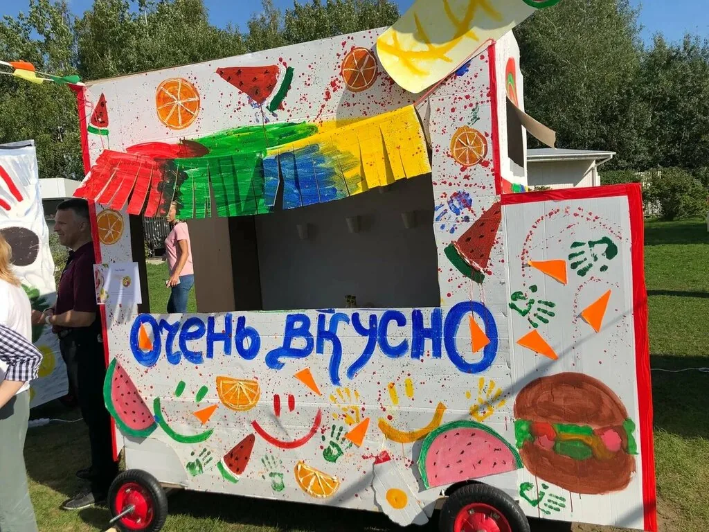 Расписной фудтрак на гастрофестивале