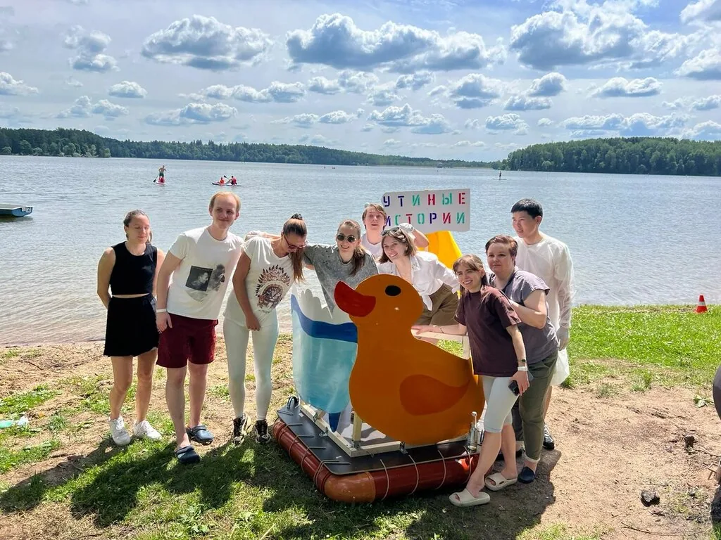 Команда с плотом на берегу