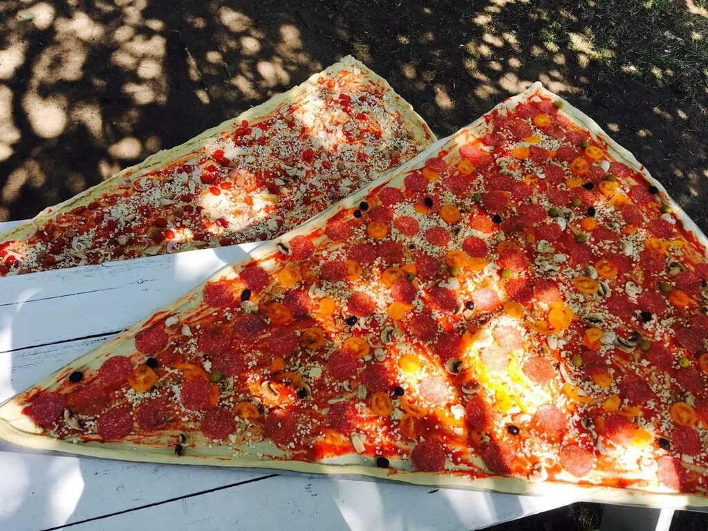 Ломоть гигантской пиццы крупным планом